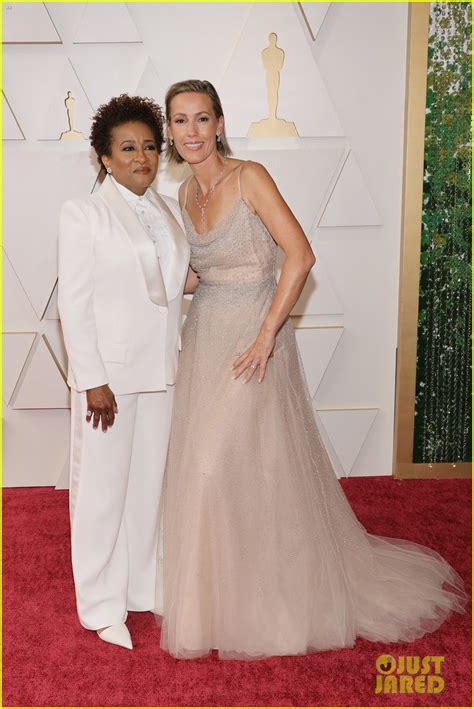 Oscars Co Host Wanda Sykes Is Joined By Wife Alex On The Red Carpet