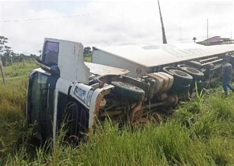 Carreta Carregada Produtos De Limpeza Tomba Na Br Ac Horas