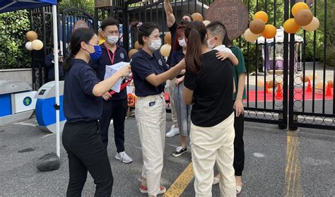 开学啦｜有孩子带着哭腔喊“我要妈妈”，也有家长躲在远处默默张望幼儿园新浪新闻