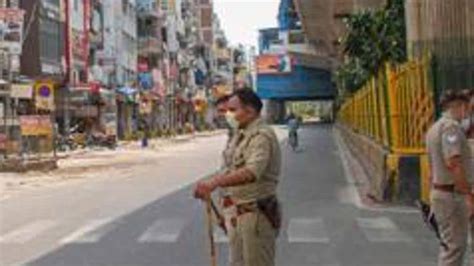 Noida Man Robbed Of Valuables On Pretext Of Lift Hindustan Times