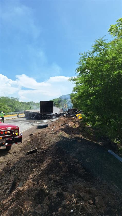 Volcadura de tráiler provoca caos en la Autopista del Sol anews