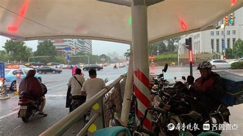 情报站｜济南突降雷雨狂风大作！路人纷纷躲避，＠壹粉，注意安全 腾讯新闻