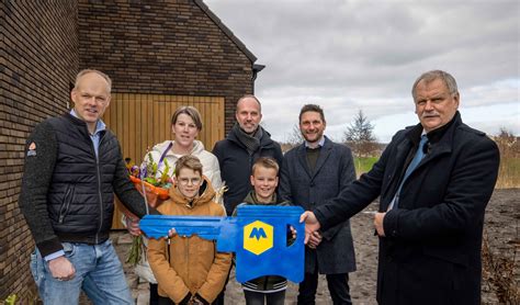 Eerste Bewoners De Terpen Ontvangen Sleutel Van Nieuwe Woning Al Het