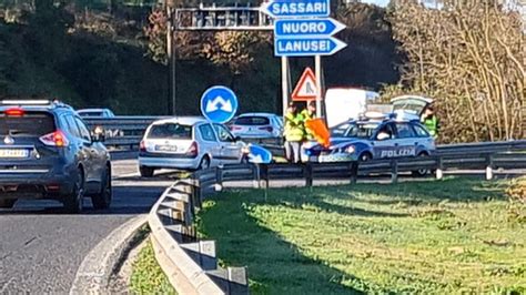 Lunga Fila Di Auto Sulla Dcn Allaltezza Di Nuoro La Causa Un