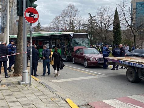 Aksident masiv në Tiranë urbani merr para 6 makina te Shallvaret 9