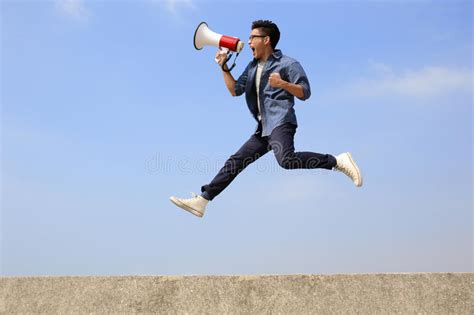 Mann Springen Und Schreien Megaphon Stockfoto Bild Von Menschlich