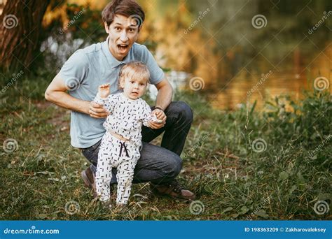 Feliz Padre Familiar E Hijo Caminando Por La Naturaleza Imagen De