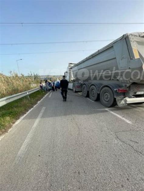 San Salvo Scontro Auto Camion In Via Montenero A San Salvo Ferita Una