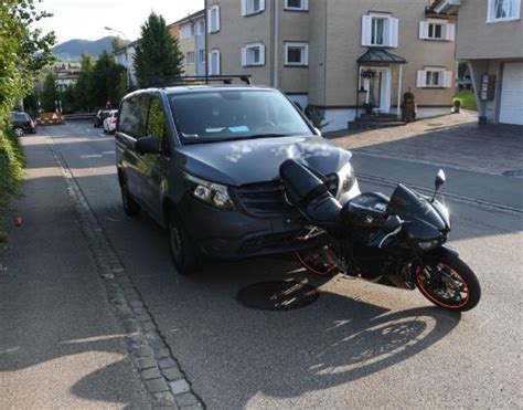 Gossau Sg Auffahrkollision Zwischen Motorrad Auto Und Lieferwagen