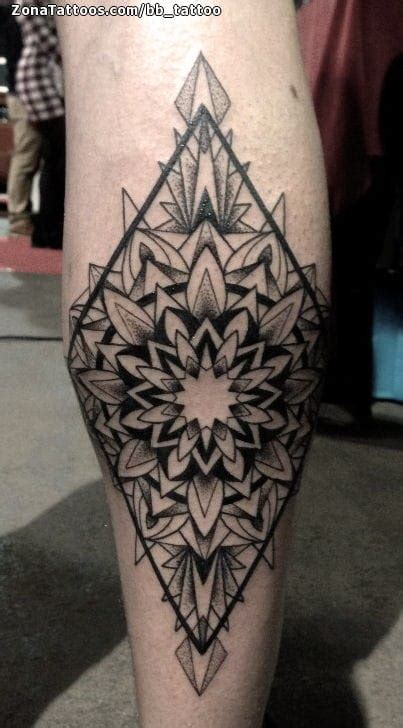 Tatuaje de Mándalas Geométricos Puntillismo