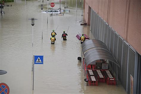 Ciclone Minerva inundações em Itália causaram nove mortes e vários