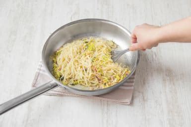 Ganz schnelle Spaghetti mit Lauch Speck Soße Rezept HelloFresh