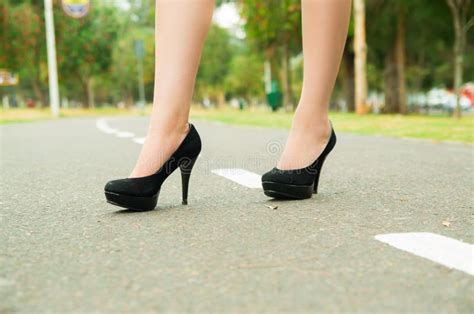 Marche Blonde Dans Des Talons Hauts Photo Stock Image Du Marche D Coupage