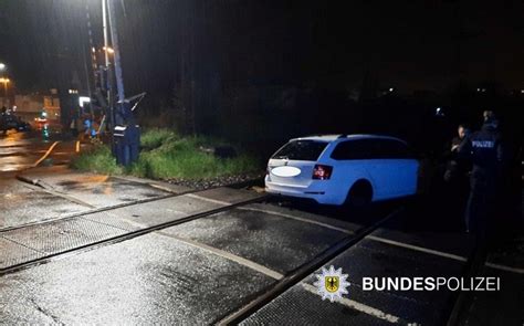 Bpol Nrw Festgefahrenes Kraftfahrzeug Im Gleisbett Bundespolizei Und