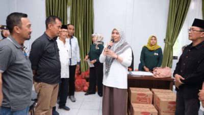 Wabup Hj Suhartina Bohari Salurkan Bantuan Pangan Masyarakat