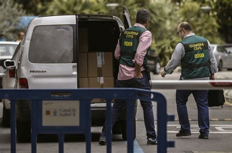 La Guàrdia Civil escorcolla les seus d Indra i Saerco a Madrid