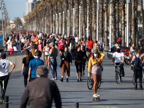 España la gente toma las calles en el primer día de paseos y deporte