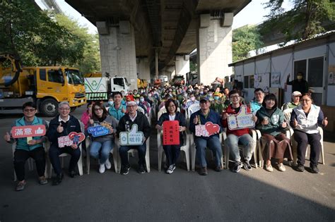 寒流來襲冷颼颼，議會慰勞「揪感心」，議長康裕成22日化身聖誕姐姐，率議員前往三民東、西區，陪伴第一線清潔隊員歡度冬至和聖誕節，感謝他們為防疫