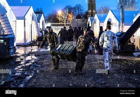 Französische Soldaten bewegen Ausrüstung auf Mihails Militärbasis