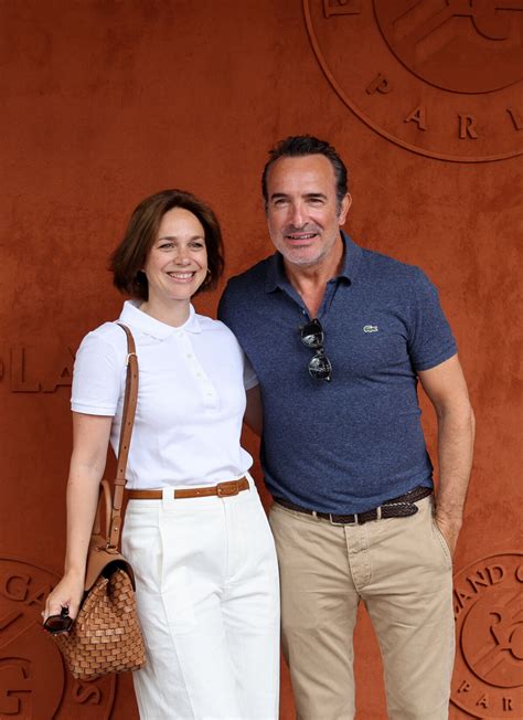 Photo Jean Dujardin et sa femme Nathalie Péchalat au village lors des