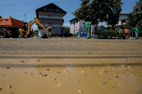 FOTO Glavna prometnica u Zaprešiću pod vodom ljudima poplavljena i