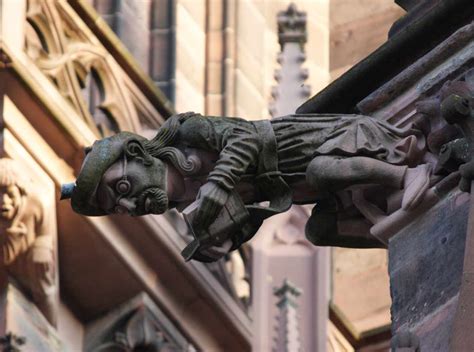 Hinternentblößer andere Figuren am Freiburger Münster Deutschland