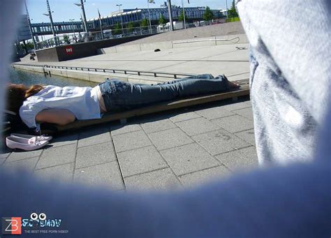 Recostada Y Mostrando Su Tanga ZB Porn