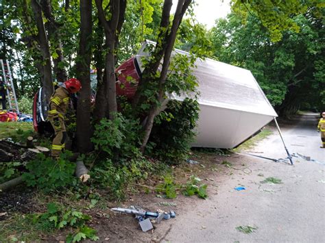 Przybrodzin Śmiertelny wypadek nad ranem Kierowca zakleszczony w kabinie