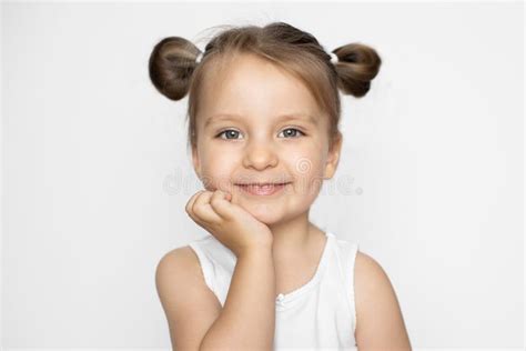 Tir Horizontal De Studio De Cette Petite Fille Blonde Du Caucase Joyeuse Dans Le Haut De La Cuve