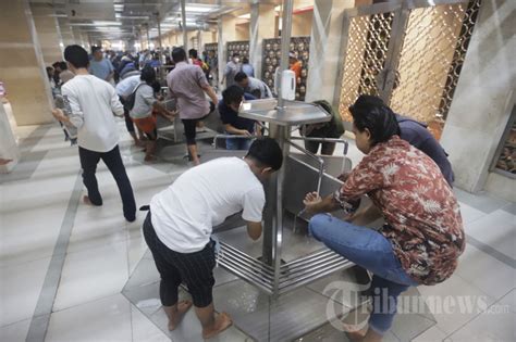 Masjid Istiqlal Dipadati Jamaah Pada Salat Tarawih Pertama Foto