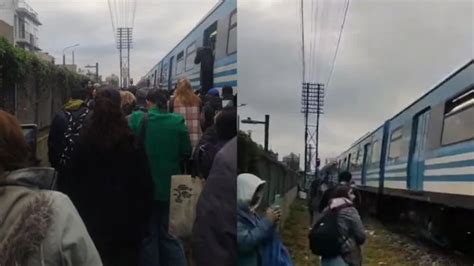 Un Tren Del Ferrocarril Sarmiento Choc Con Un Auto A La Altura De