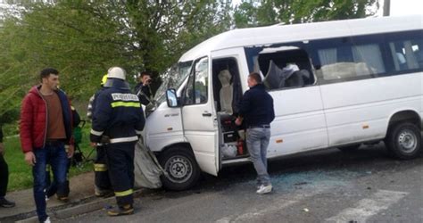 Microbuz Cu Mai Mulți Copii Implicat într un Accident în Prahova