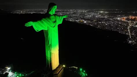 Cristo Redentor é iluminado de verde e amarelo após final da Copa do