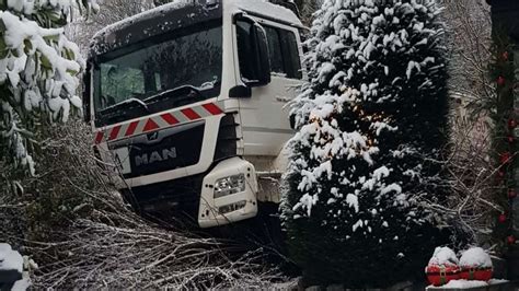 Eisgl Tte F Hrt Zu Chaos Und Unf Llen In Nrw Lkw Im Garten Bus Auf