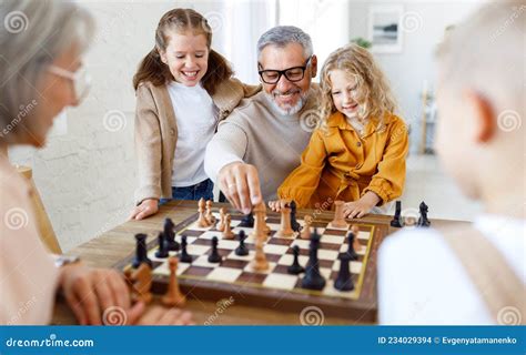 Enfants Frère Et Soeur Jouant Aux échecs Assis Dans Le Salon Avec Les