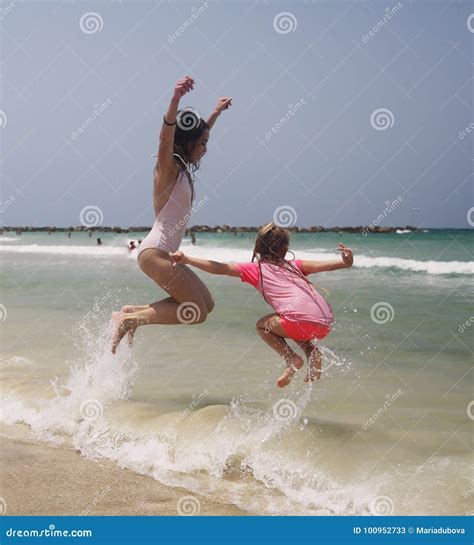 Portrait De Vraies Belles Jeunes Filles Heureuses Image Stock Image