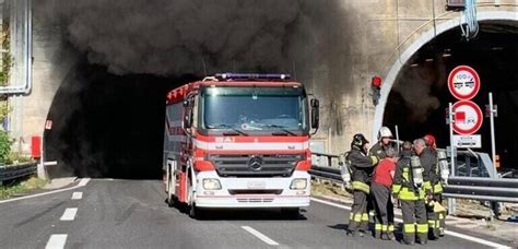 Il Pullman Di Turisti Va A Fuoco In Una Galleria SullA12 Oltre 30