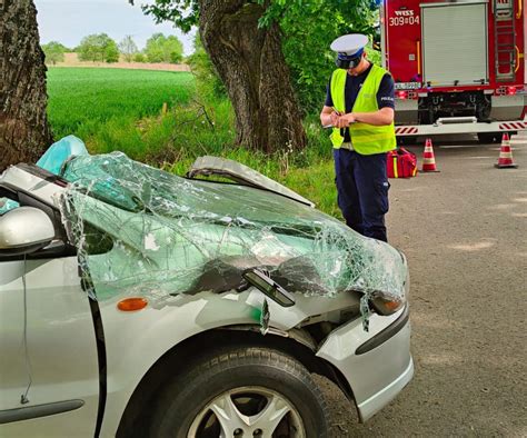 Miertelny Wypadek Pod Barczewem Auto Uderzy O W Drzewo Olsztyn