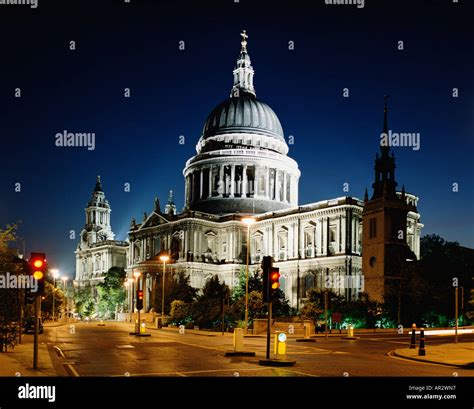 Der St Paul Kathedrale Mit Flutlicht In Der Nacht In Der City Von