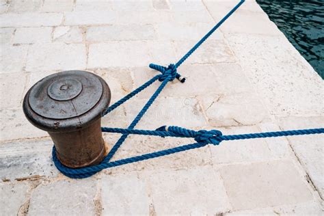 El Viejo Bollard Marino Met Lico Con Cuerdas De Amarre Imagen De