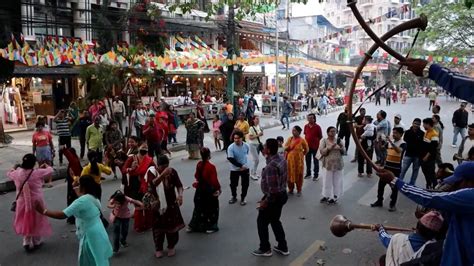 नयाँ वर्ष मनाउनेहरुका लागि रमाउने थलो बन्यो लेकसाइडको मुख्य सडक २०८०