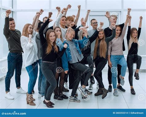 Groupe De Jeunes Heureux Qui Sont En Avance Photo Stock Image Du Main