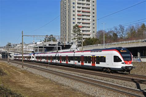 Doppeltraktion mit der RABe 523 068 und 521 008 fährt Richtung Bahnhof