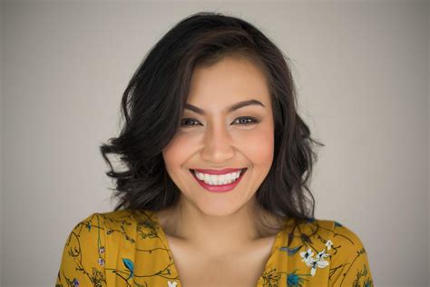 Retrato De Una Mujer Sonriendo Foto De Stock En Vecteezy