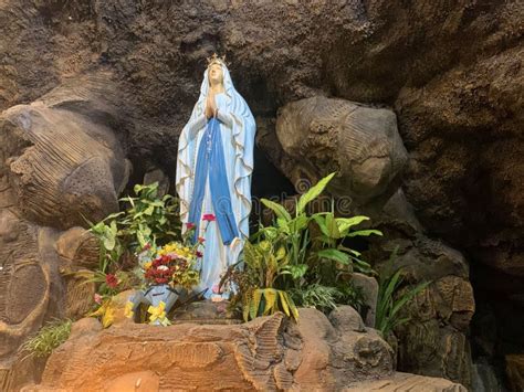 Estatua De Santa Virgen Mar A En La Iglesia Cat Lica Romana En La Cueva