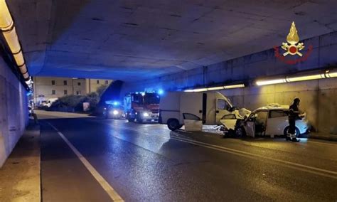 Frontale In Galleria Feriti Incastrati Tra Le Lamiere