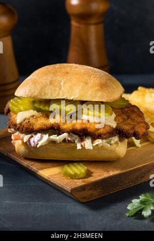 S Ndwich De Pollo Schnitzel Alem N Casero Con Patatas Fritas Fotograf A