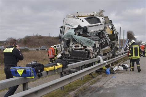 Unfall A1 Tödlicher Unfall auf A1 Lkw durchbricht Lärmschutzwand