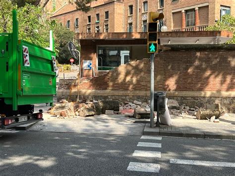 Un Hombre Muere Al Caerle Un Muro En El Recinto De Sant Pau En