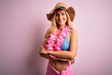 Joven Y Hermosa Mujer Rubia De Vacaciones Con Bikini Y Sombrero Con Flores Lei Hawaianas Cara